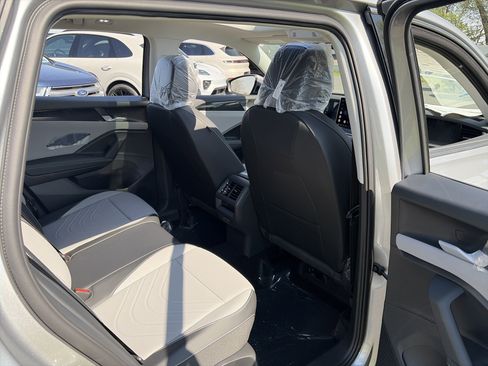 New 2026 Volkswagen Tiguan SE AWD/4WD image 23