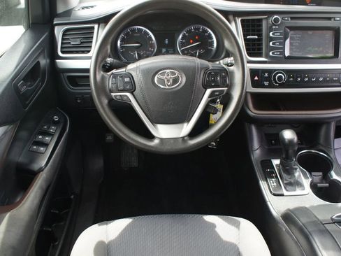 Used 2016 Toyota Highlander LE AWD/4WD image 5