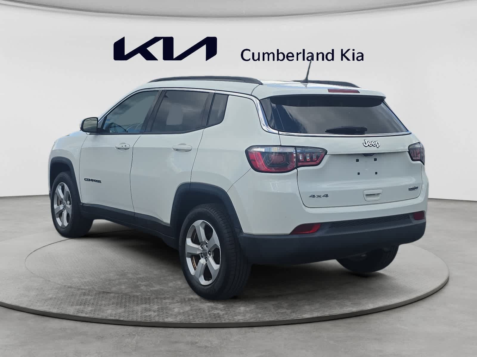 Used 2018 Jeep Compass Latitude w/ Cold Weather Group AWD/4WD image 3