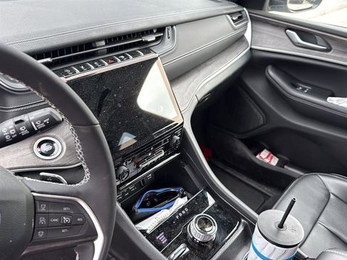 Used 2024 Jeep Grand Cherokee Limited w/ Black Appearance Package image 11