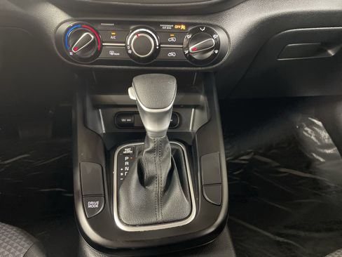 Used 2025 Kia Soul LX w/ LX Technology Package FWD image 19