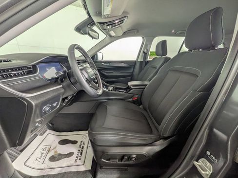 Certified 2023 Jeep Grand Cherokee Laredo image 17