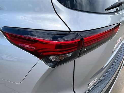 Used 2023 Toyota Highlander XSE FWD image 29