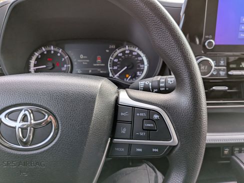 Used 2023 Toyota Highlander L image 18