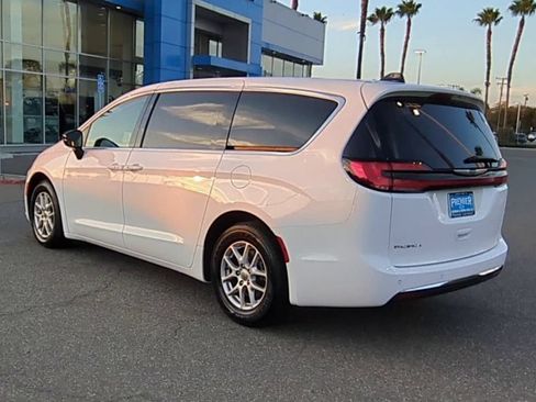 Used 2024 Chrysler Pacifica Touring-L FWD image 6