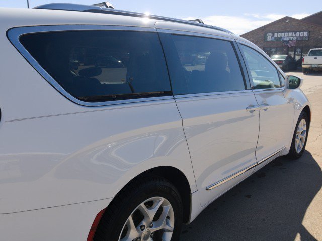 Used 2017 Chrysler Pacifica Touring-L Plus w/ Tire & Wheel Group FWD image 9