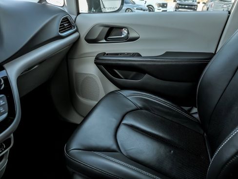 Used 2022 Chrysler Pacifica Touring-L image 24