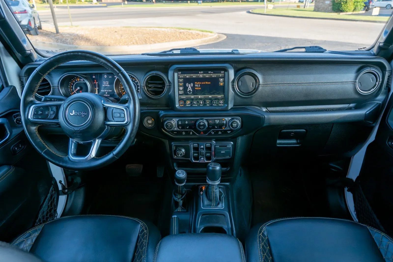 Used 2022 Jeep Gladiator Overland AWD/4WD image 2