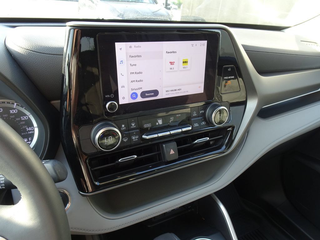 Used 2023 Toyota Highlander LE AWD/4WD image 19