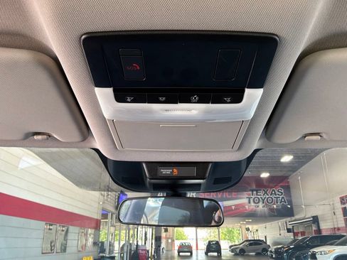 Used 2025 Nissan Rogue SV FWD image 15