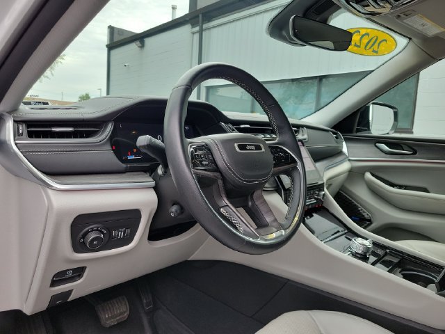 Used 2022 Jeep Grand Cherokee Overland AWD/4WD image 7