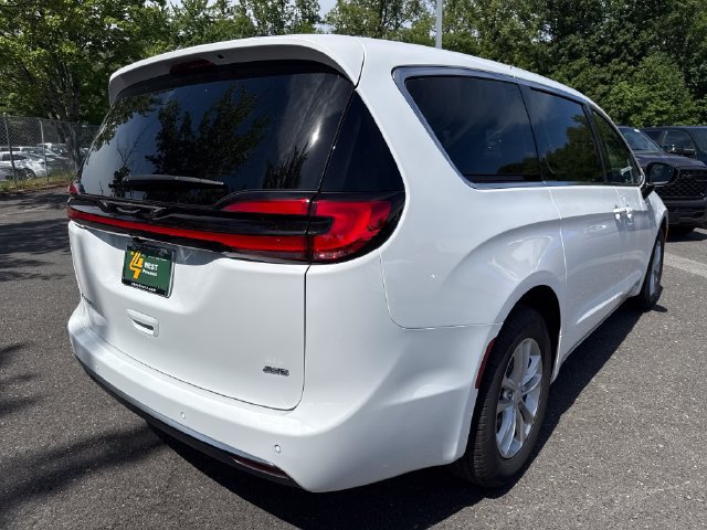New 2027 Chrysler Pacifica Select w/ Family Tech Group AWD/4WD image 9