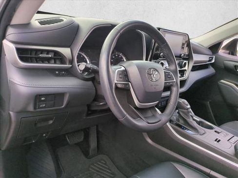 Used 2022 Toyota Highlander XLE FWD image 10