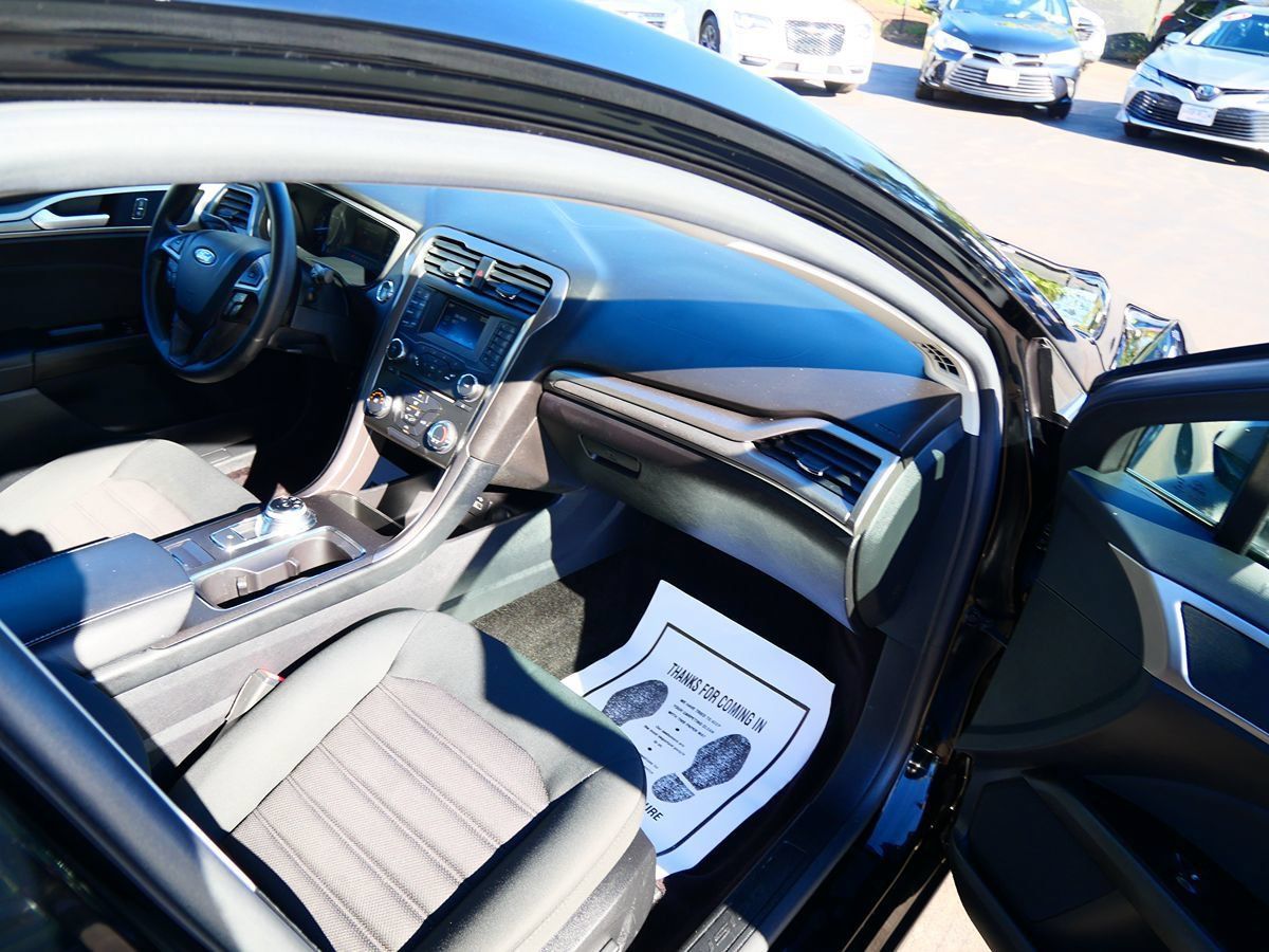 Used 2017 Ford Fusion SE FWD image 24