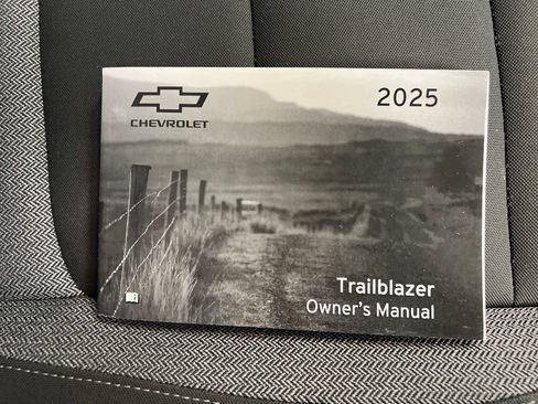 Used 2025 Chevrolet TrailBlazer LT AWD/4WD image 33