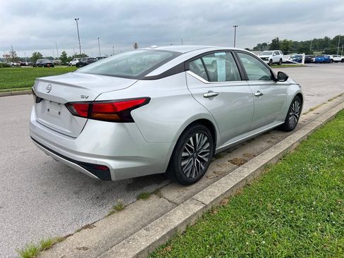 Used 2024 Nissan Altima 2.5 SV FWD image 3