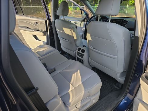 Used 2019 Honda Pilot Touring image 11