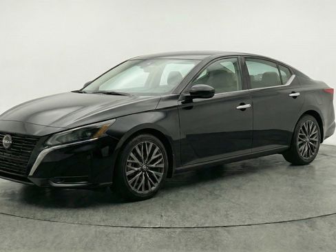 Used 2025 Nissan Altima 2.5 SV image 3