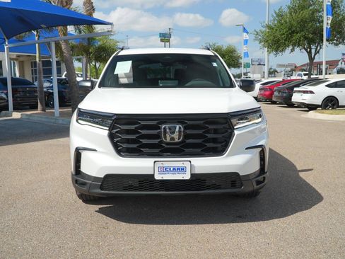 Used 2025 Honda Pilot Sport image 2