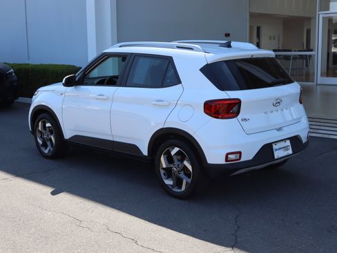 Used 2021 Hyundai Venue SEL FWD image 8