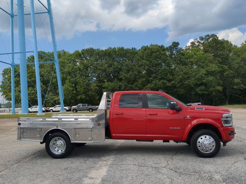 New 2026 RAM 4500 4x4 Crew Cab DRW w/ Laramie Trim Package image 2