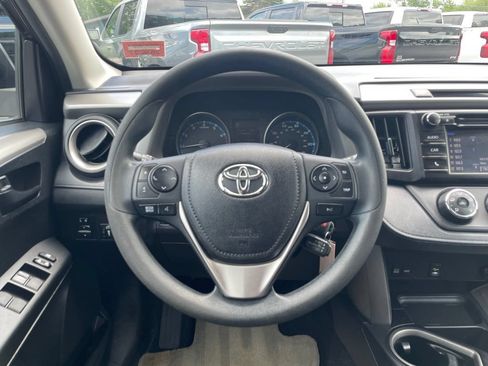 Used 2018 Toyota RAV4 LE w/ Carpet Mat Package AWD/4WD image 10