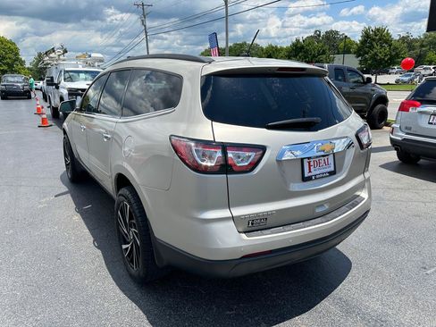 Used 2015 Chevrolet Traverse LT w/ Style and Technology Package FWD image 2