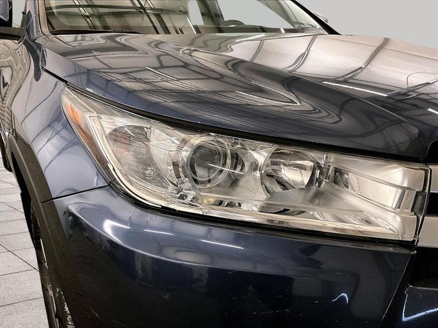 Used 2018 Toyota Highlander XLE AWD/4WD image 29