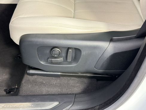 Used 2022 Land Rover Range Rover Velar R-Dynamic S image 13