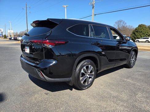Used 2024 Toyota Highlander XLE image 13