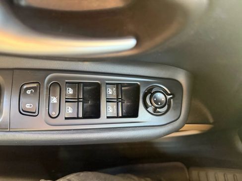 Used 2016 Jeep Renegade Limited image 26