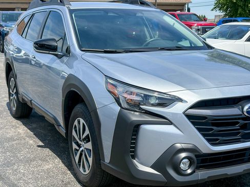 Used 2025 Subaru Outback Premium AWD/4WD image 3