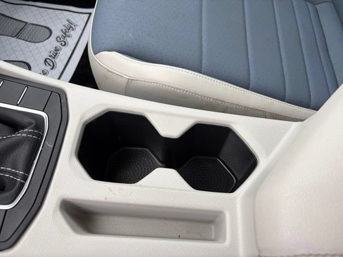 Certified 2025 Volkswagen Jetta SE w/ Sunroof Package FWD image 20
