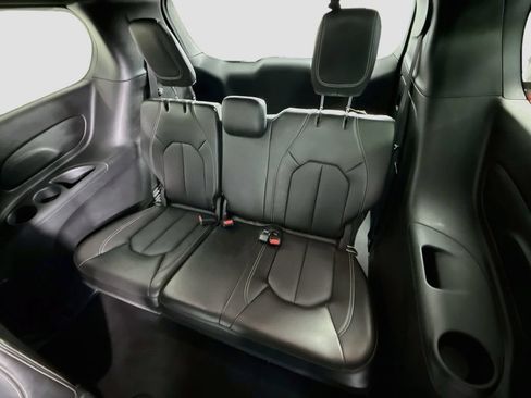 Used 2025 Chrysler Pacifica Select FWD image 23