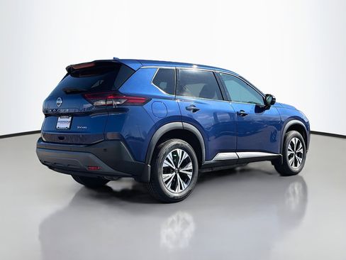 Used 2021 Nissan Rogue SV image 2