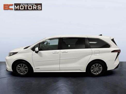 Used 2021 Toyota Sienna LE image 3