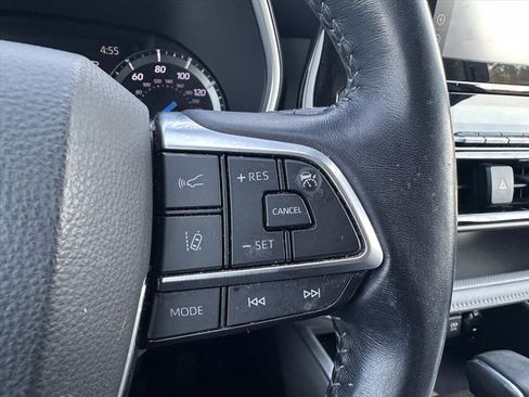 Used 2020 Toyota Highlander XLE image 23