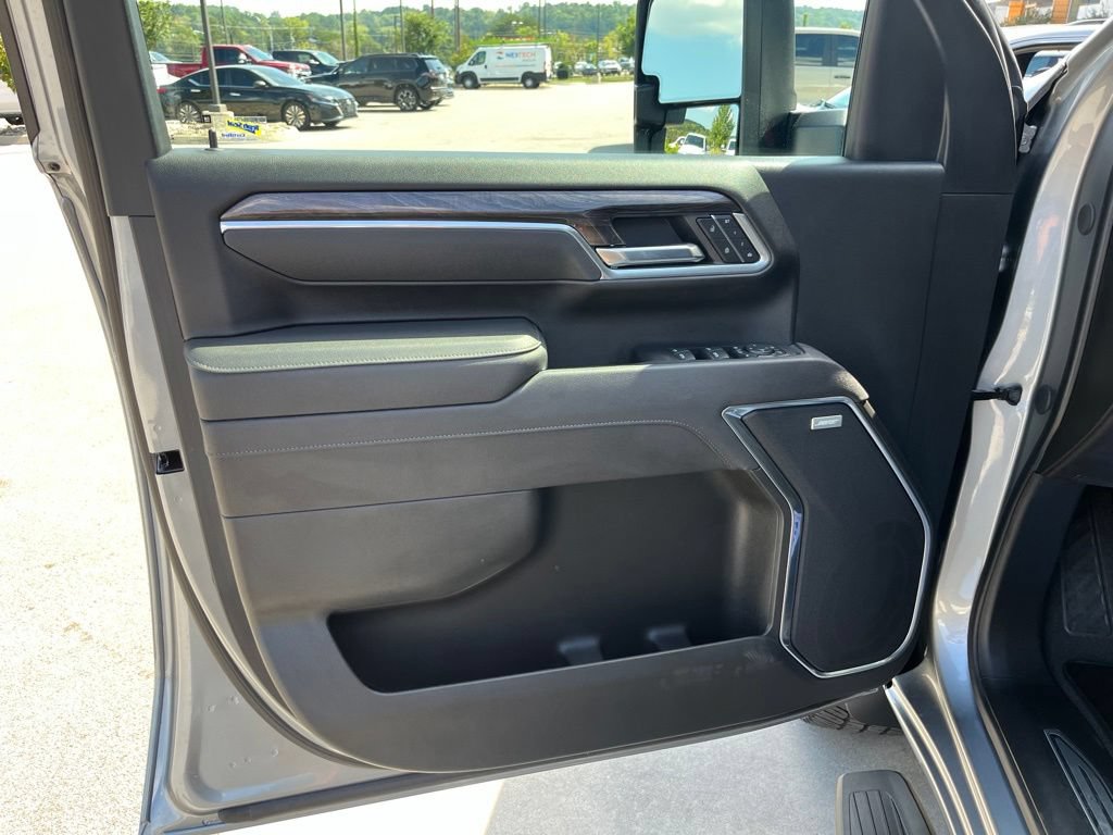Used 2025 Chevrolet Silverado 2500 LTZ w/ LTZ Convenience Package AWD/4WD image 6