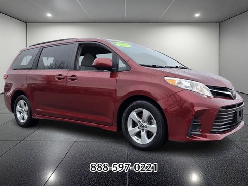 Used 2018 Toyota Sienna LE image 2