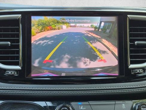 Used 2022 Chrysler Pacifica Touring-L FWD image 14