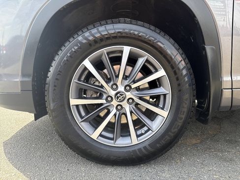 Used 2017 Toyota Highlander XLE AWD/4WD image 2