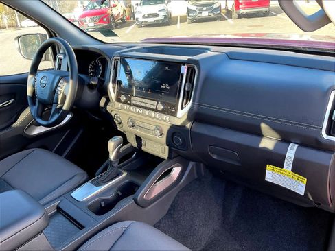Used 2025 Nissan Frontier SV image 14