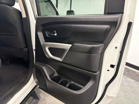 Used 2018 Nissan Titan SV image 19