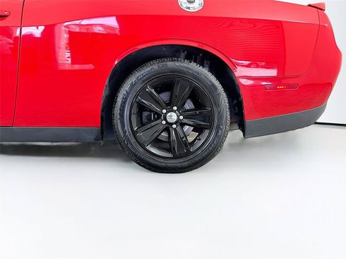 Used 2019 Dodge Challenger SXT RWD image 9