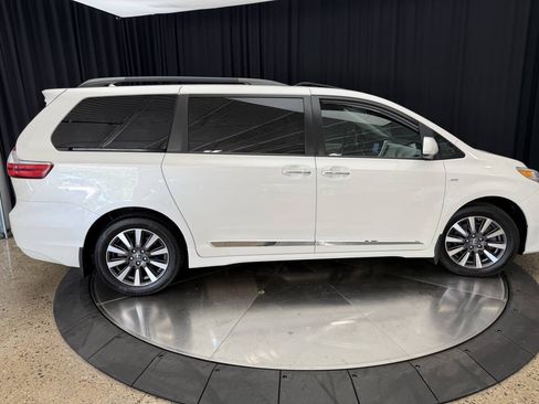 Used 2019 Toyota Sienna XLE w/ XLE Navigation Package AWD/4WD image 8