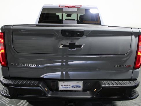 Used 2025 Chevrolet Silverado 1500 ZR2 w/ Technology Package image 6