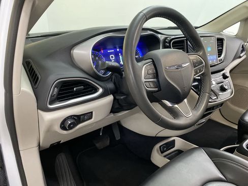 Used 2023 Chrysler Pacifica Touring-L FWD image 2