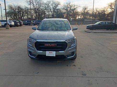 Used 2024 GMC Terrain SLE image 2