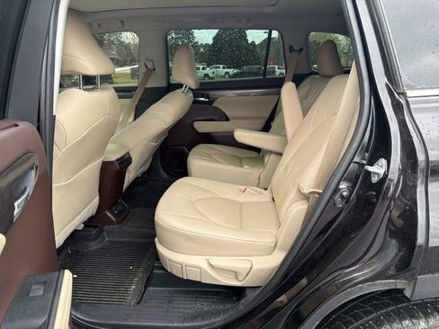 Used 2020 Toyota Highlander Platinum image 17