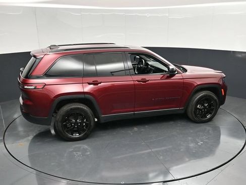 Used 2025 Jeep Grand Cherokee Altitude AWD/4WD image 44